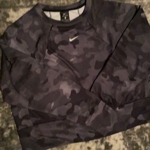 Nike cropped juniors size medium camo sweatshirt